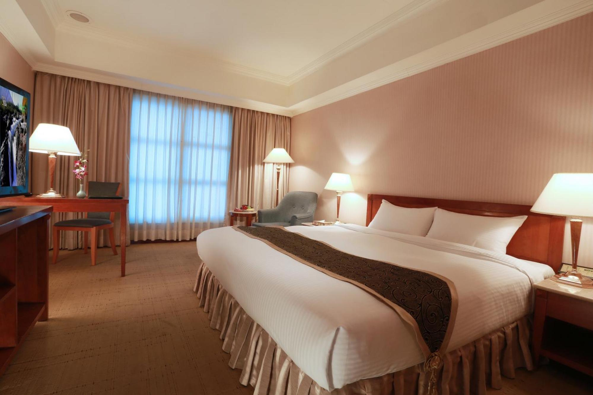 Grand Boss Hotel Yilan Exterior photo