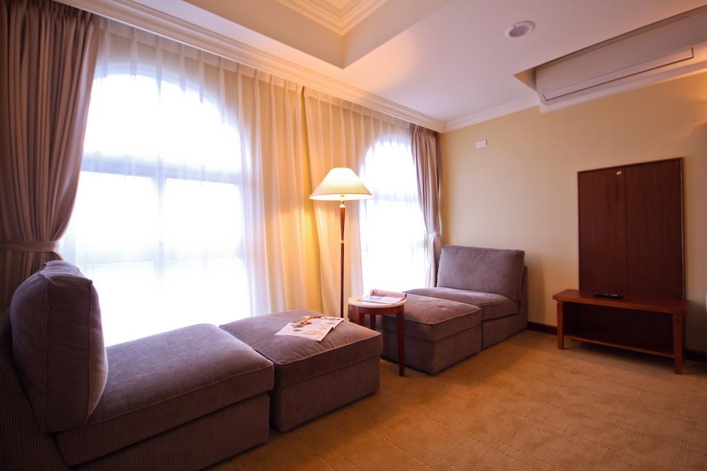 Grand Boss Hotel Yilan Exterior photo