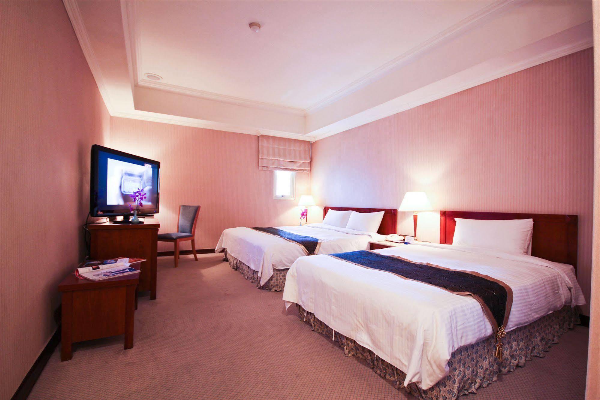 Grand Boss Hotel Yilan Exterior photo