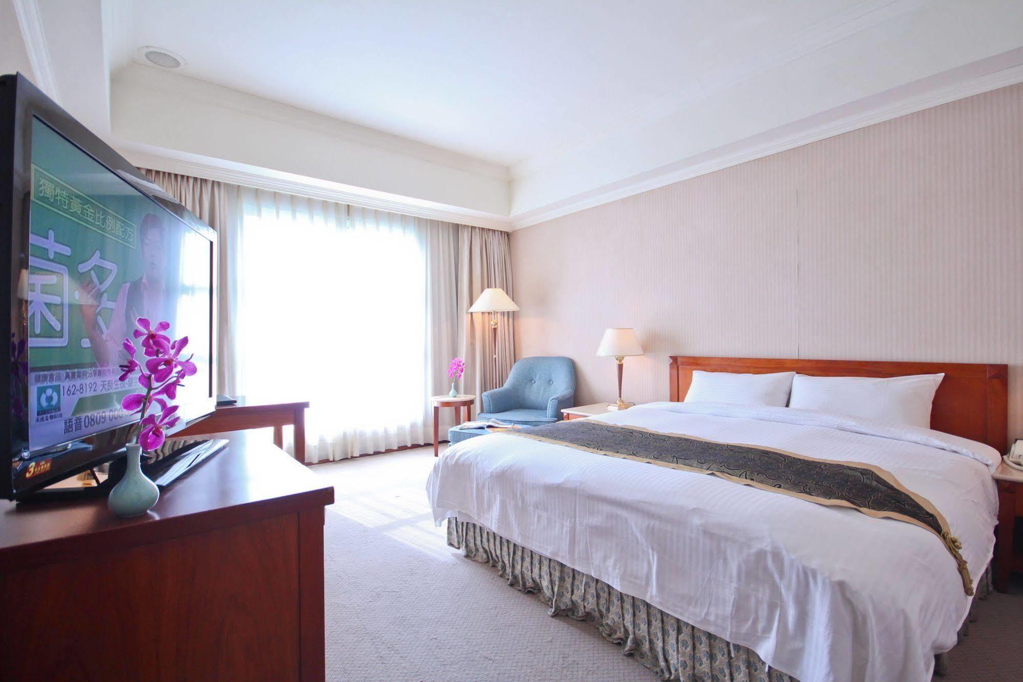 Grand Boss Hotel Yilan Exterior photo