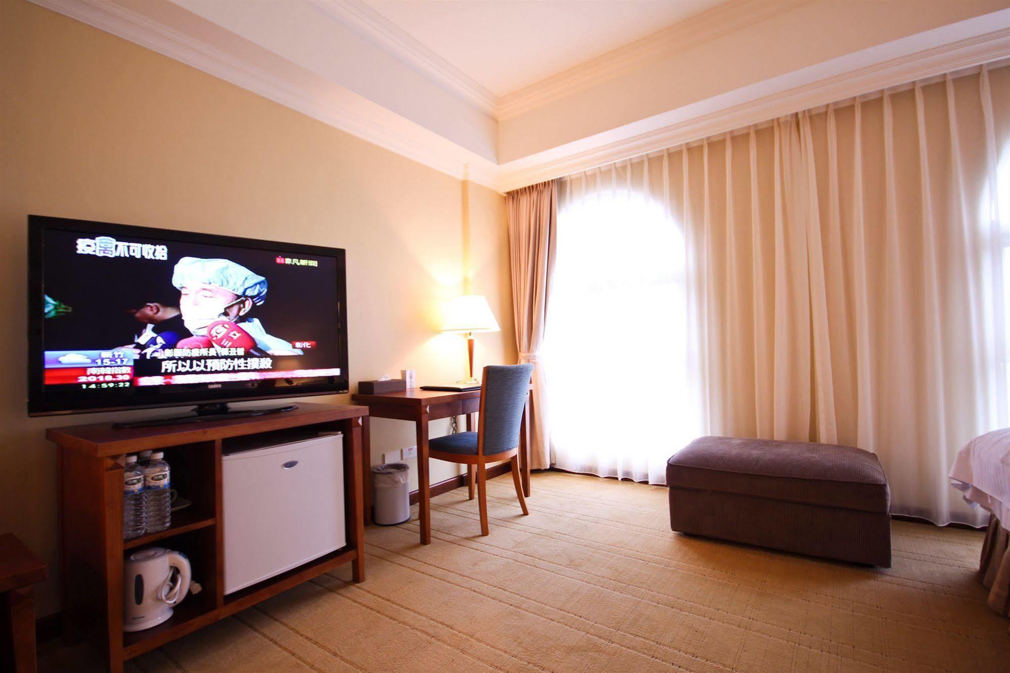Grand Boss Hotel Yilan Exterior photo