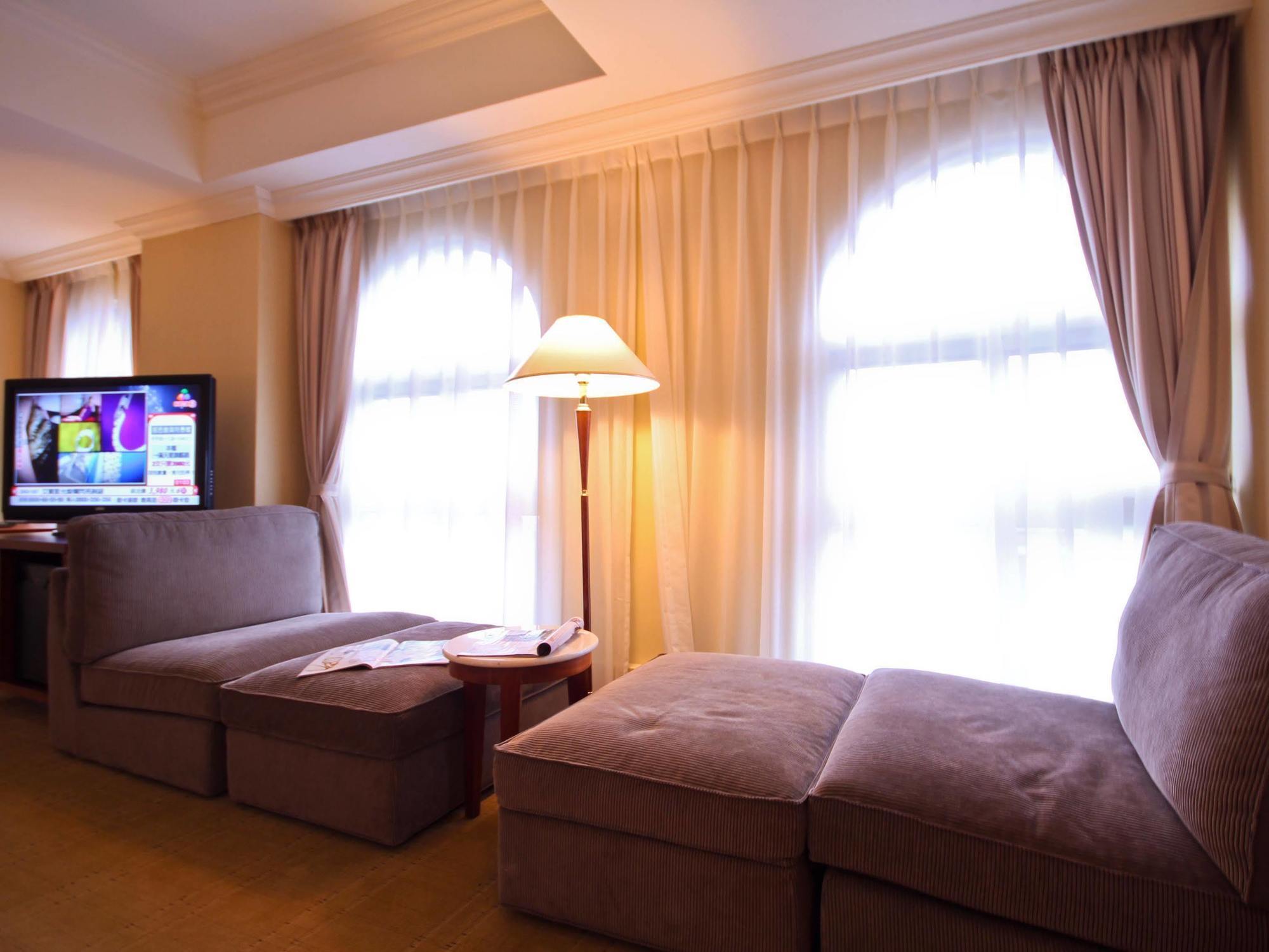 Grand Boss Hotel Yilan Exterior photo