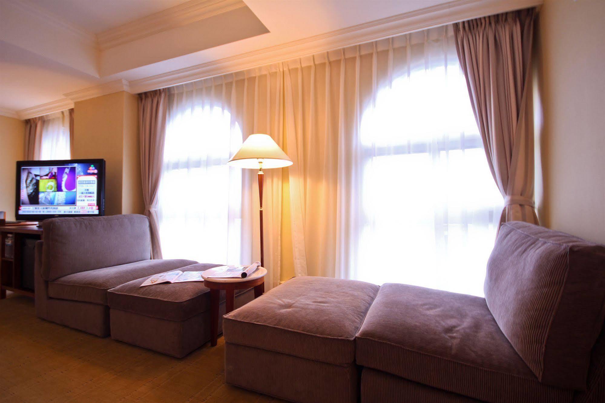 Grand Boss Hotel Yilan Exterior photo
